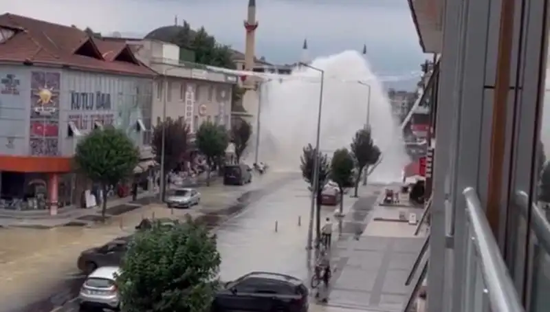 İçme Suyu Hattındaki Patlama Şehri Sarsarak Fışkırtma Yaptı