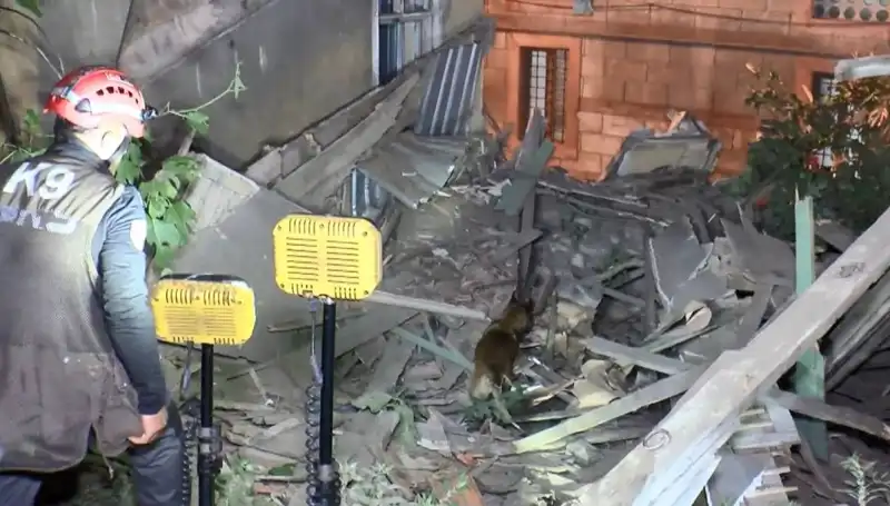 İstanbul'da Deprem Sonrası Çöken Bina ve İlgili Gelişmeler