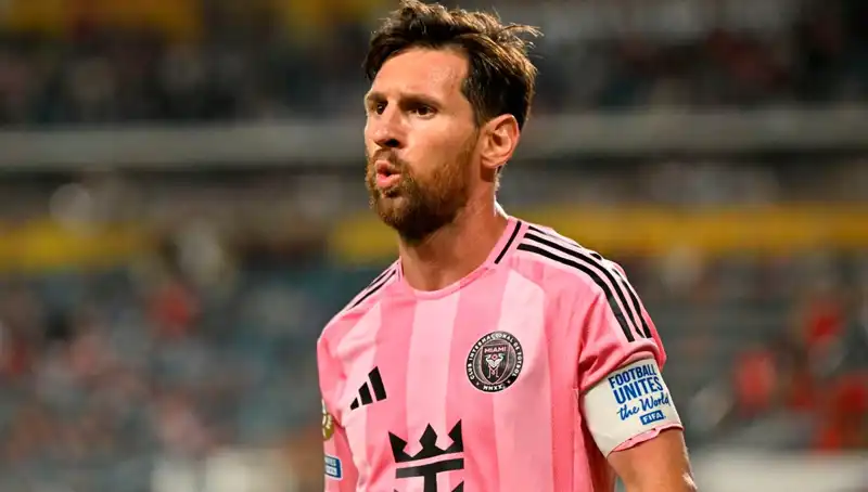 Messi’nin İlk Maçındaki Kaçırdığı Gol: Direkten Dönen Şut İzleyenleri Şaşırttı