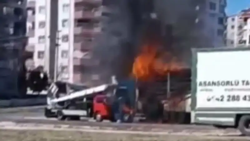 TIR yangını korkuttu, alevlerin arasında kalan yolcular güvenli bir şekilde tahliye edildi