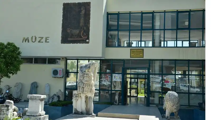 İki Müze Çalışanına Çöpe Atılan Biletleri Yeniden Satmaktan Hapis Cezası Verildi