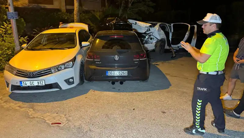 Alkollü Sürücü, Sokağı Kaosa Sürükleyip Üç Araca Çarptı!