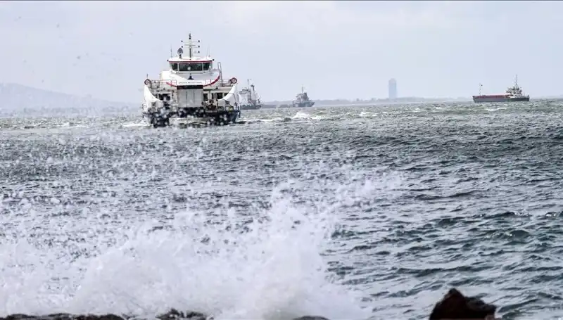 İzmir’de Vapur Seferleri Fırtına Nedeniyle İptal Edildi, Yolcular Ne Yapacak?