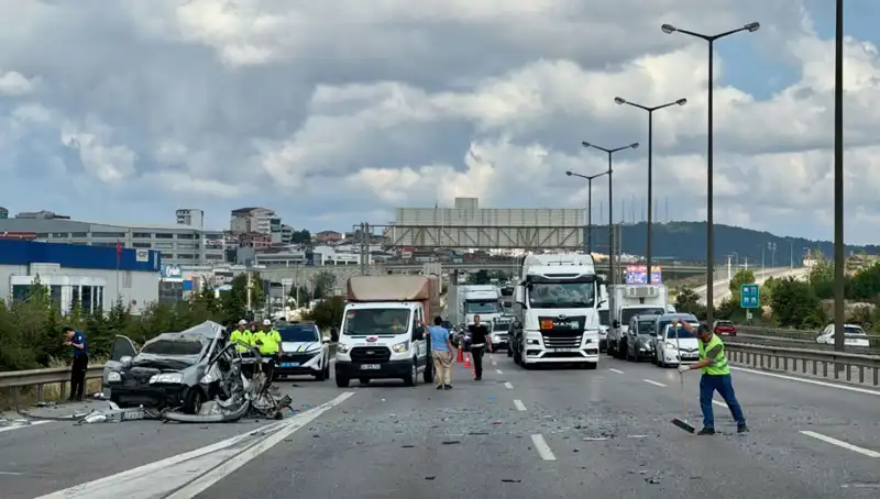 Otoyolda Yürekleri Ağızlara Getiren Kaza: Üç Kişi Araçta Sıkıştı