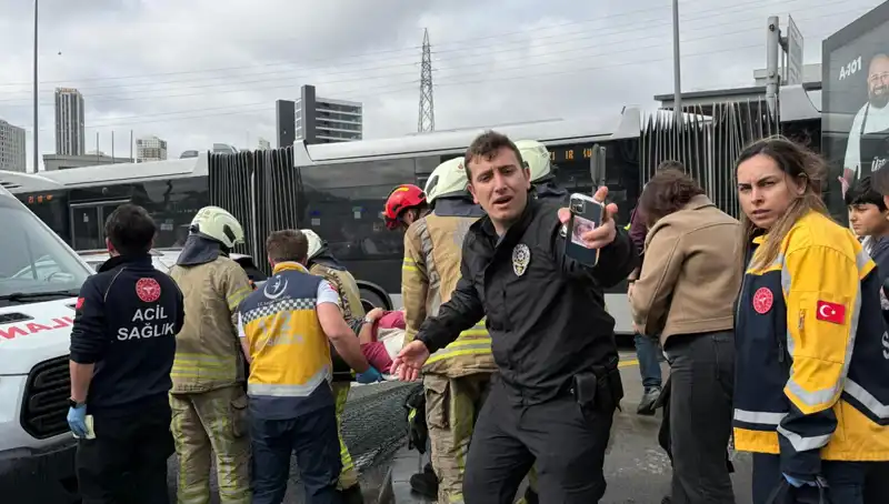 Metrobüs Kazasında Can Kaybı: Seferler Durduruldu, Yaralılar Hastaneye Sevk Edildi