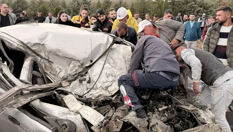 TIR ile Çarpışan Araç Adeta Kağıt Gibi Ezildi: Kaza Anı Görüntülerde