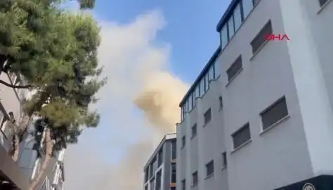 İstanbul'da 4 Katlı İş Merkezinde Yangın: Yangın Söndürme Çalışmaları Hızla Devam Ediyor