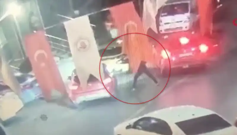 Kağıthane'de Sokak Ortasında Cinayet: Genç Otomobilinde Kurşun Yağmuruna Tutuldu