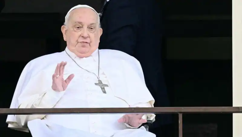 Papa Francis, Hastaneden Çıktı: İlk Görüntüleriyle Sevenlerini Heyecanlandırdı