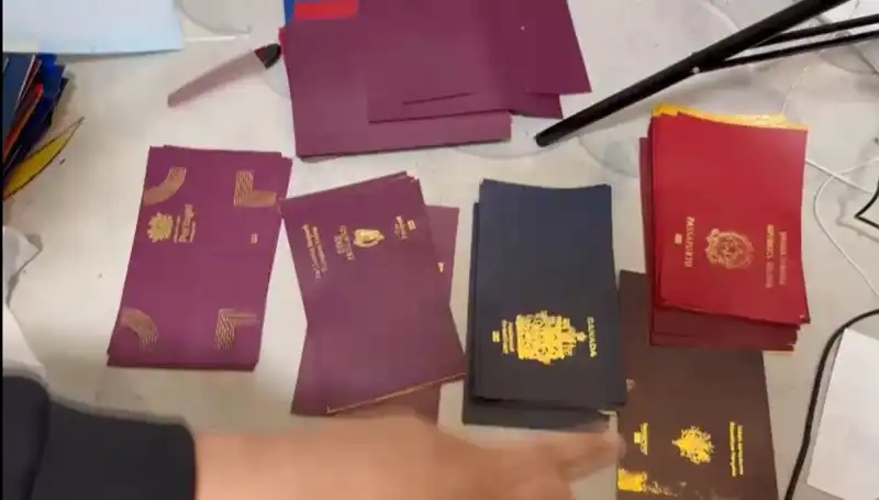 Sahte Pasaport ve Vizelere Yönelik Büyük Operasyon: Suç Ağı Çözüldü!