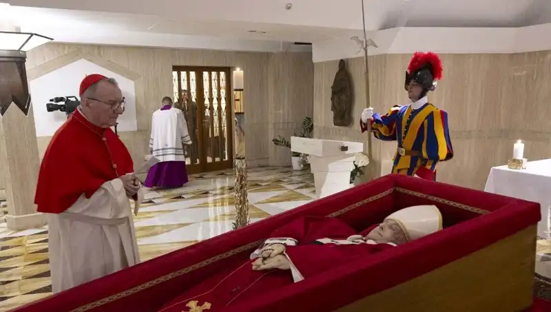 Papa'nın Tabuttaki Fotoğrafları: Duygusal Anlar ve Ceremoninin Anlamı