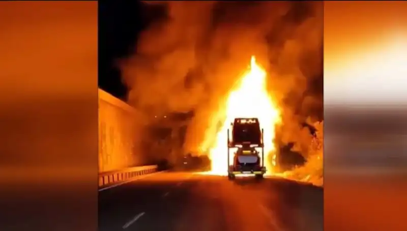 Yangın Felaketi: Otomobil Yüklü Tırda Korkunç Olay, 8 Araç Ateşe Gitti