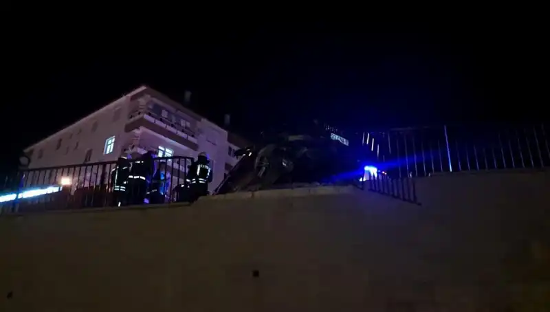 Kontrolden Çıkan Araç, Bariyere Çarparak Asılı Kaldı: Kaza Anı Şok Etti!