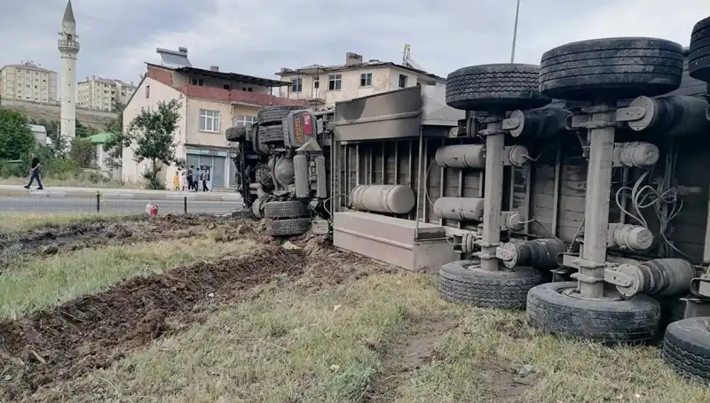 Erzurum'da Freni Boşalan TIR'ın Yolu Dehşete Dönüştürdü