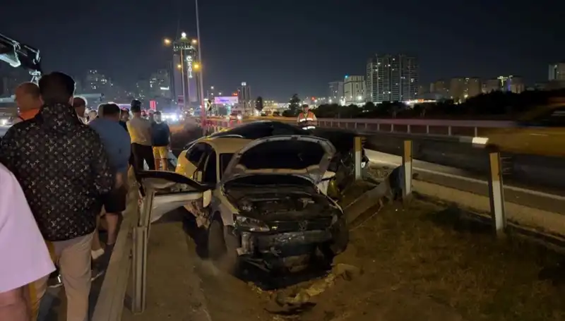 İki Otomobil Yol Ayrımında Girdiği Boşluğa Düştü, Kazada Yaralılar Var
