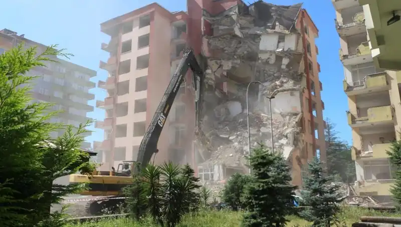 Dalgaların Gücüyle Yıkılan Binalar: Deprem Yerine Tsunami Etkisi