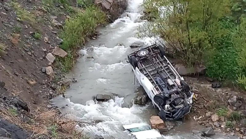Hakkari'de Minibüs Devrildi: 2 Ölüm ve 3 Yaralı Üzücü Kaza