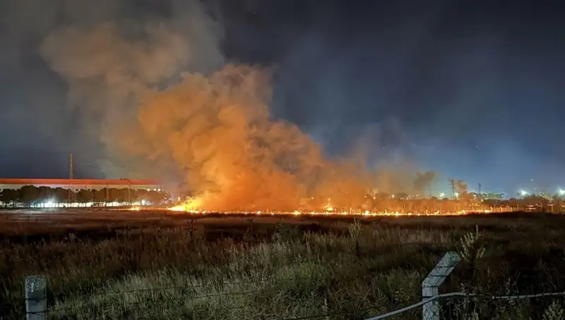 İzmir’de Gece Yarısı Patlayan Yangın, Şehirde Panik Yarattı!