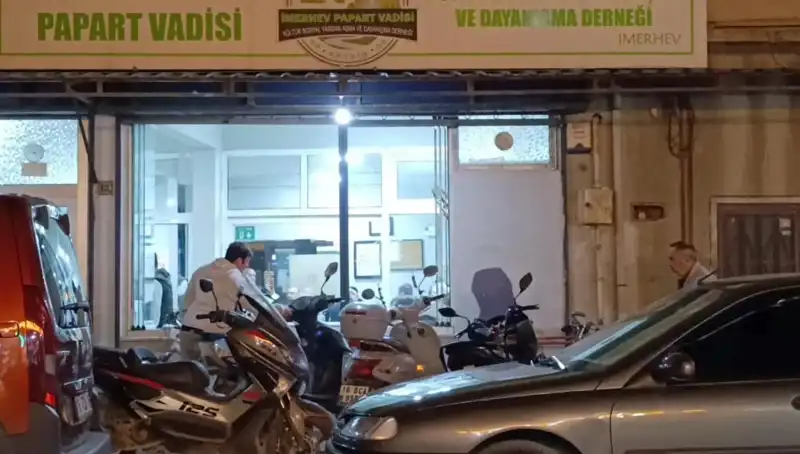 Lokalde İki Gruplar Arasında Bıçaklı Kavga: Bir Kişi Ağır Yaralandı