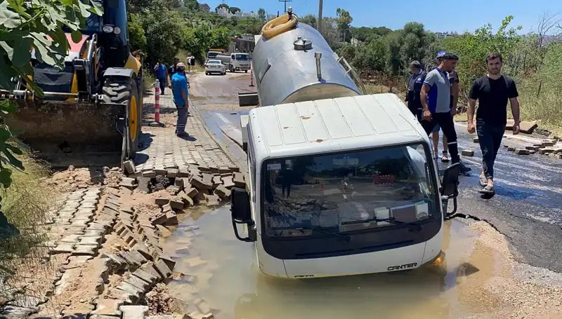 Bodrum'da Su Hattı Patladı: Tanker Çukura Düşerek Kazaya Sebep Oldu!