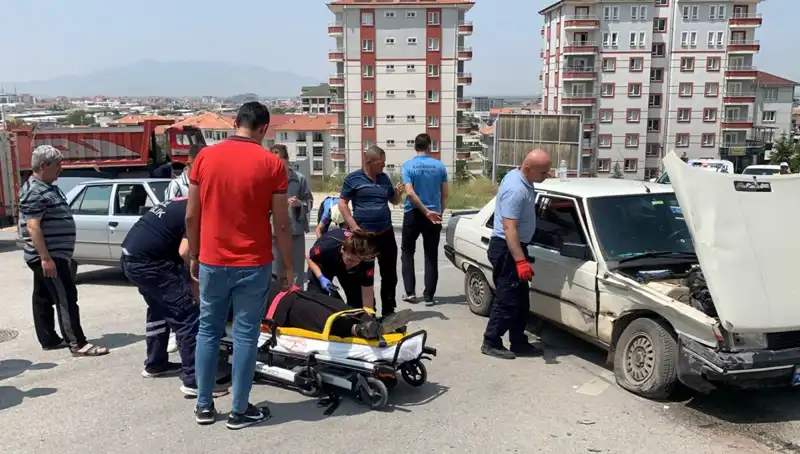 Kavşaktaki Kaza Sonrası İki Yaralı: Detaylar Ortaya Çıktı