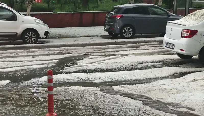 Ardahan'da Dolu Fırtınası: Şehir Şaşırtan Beyaz Bir örtüye Büründü