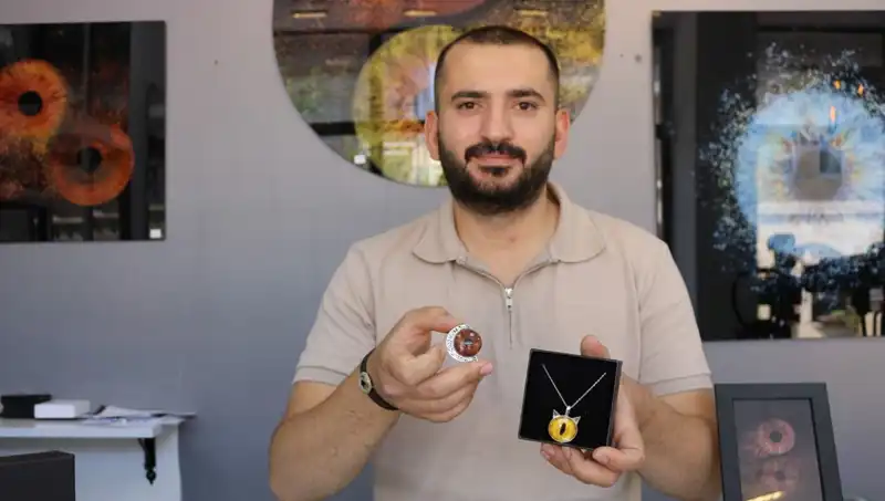 Görme Duyusunu Sanata Dönüştüren Sanatçı: İris Fotoğrafı ile Takı ve Tablo Üretiyor