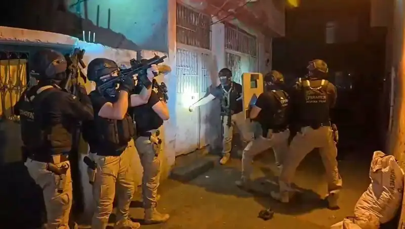 İstanbul'da DAEŞ Üzerine Baskın: 18 Gözaltı ve Çarpıcı Detaylar