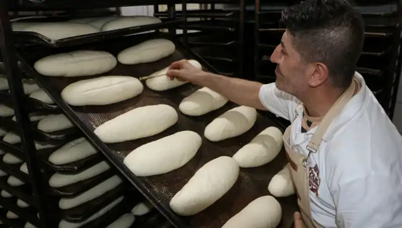 Sıcakta Zorlu Mesai: 250 Derecelik Fırınların Önünde Ekmek Üretenler