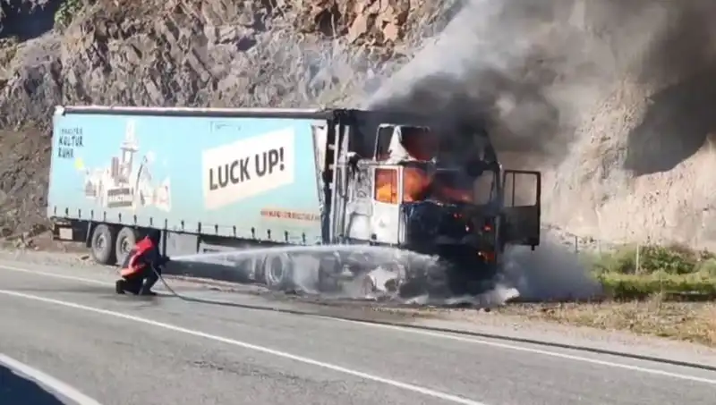 Seyir Halindeki TIR Yangını: Olay Anı Kameralarda Yer Aldı!