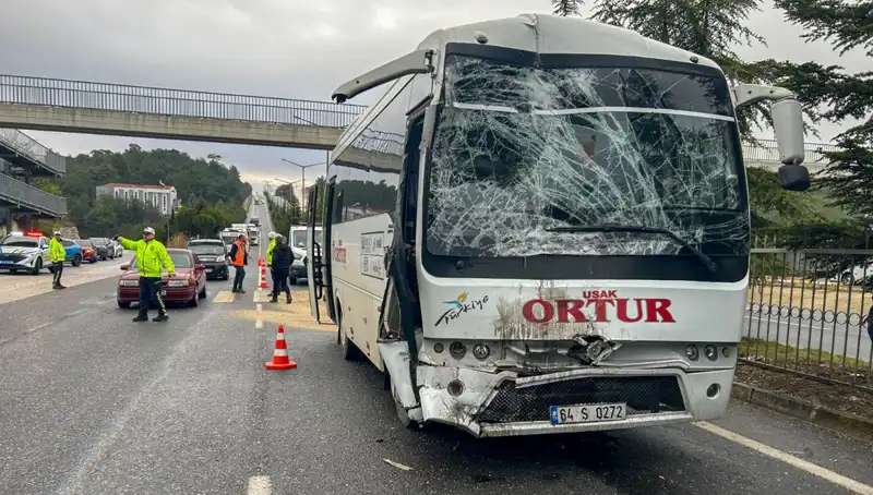 Uşak’ta İşçi Servislerinin Çarpışması: Çok Sayıda Yaralı ve İhmal İddiaları