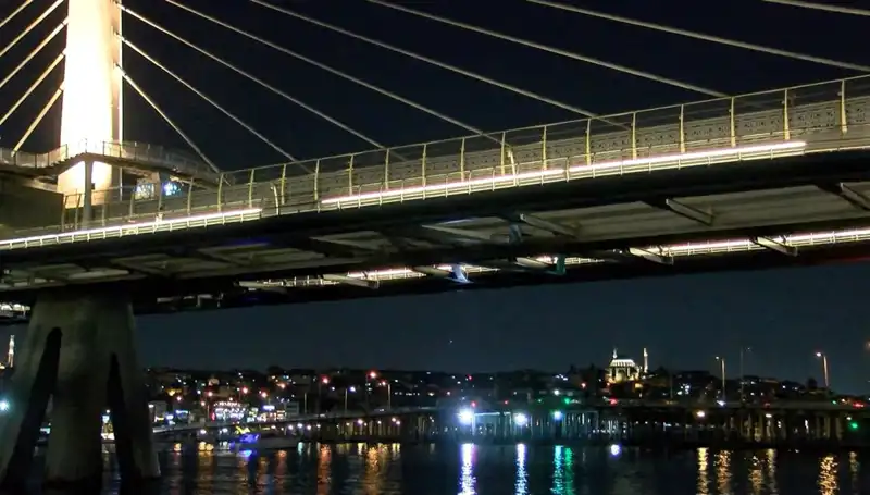 Metro Köprüsünden Denize Düşen Kişi İçin Arama Kurtarma Çalışmaları Başlatıldı