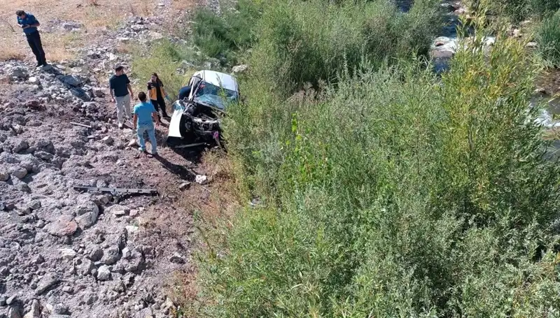 Sivas'ta Otomobil Dere Yatağına Uçtu: Feci Kaza Hayatları Dahr etti