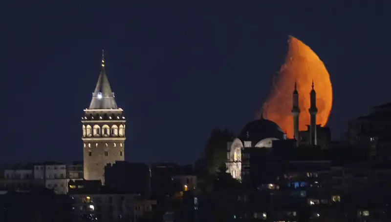 İstanbul’da Yarım Ay Görseli, Şehirde Büyüleyici Manzaralar Yarattı