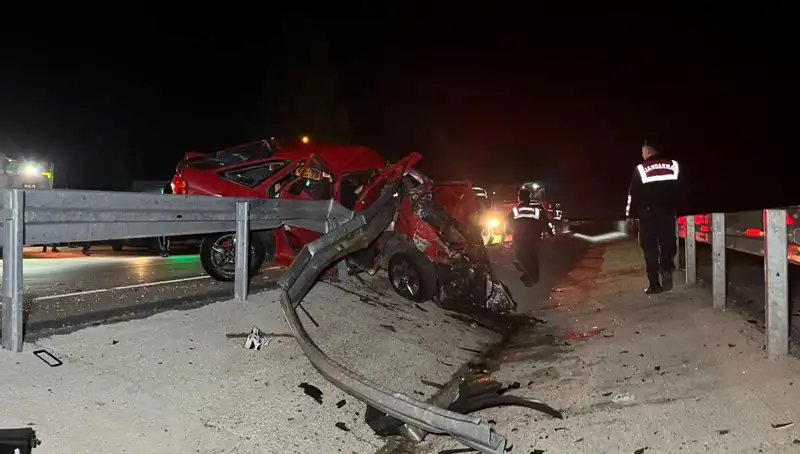 Bariyerlere Çarpan Otomobilde İki Can Kaybı: Kaza Anı Güvenlik Kamerasında