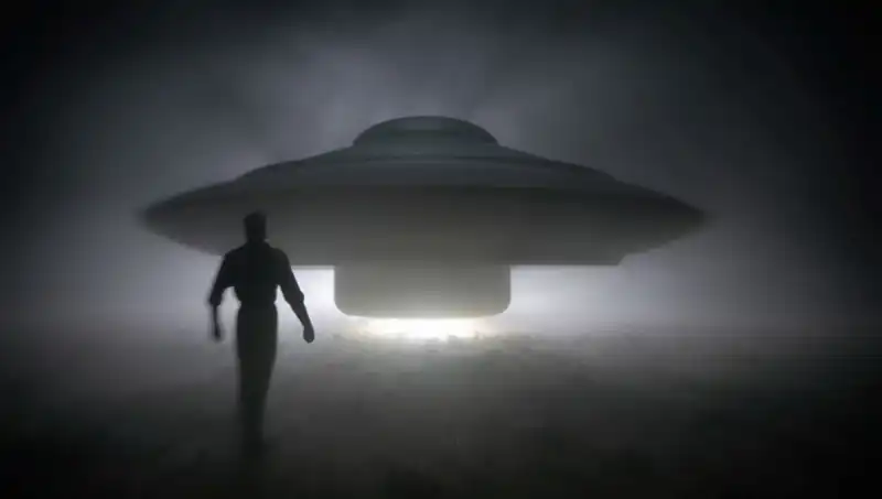 UFO Uzmanı, Uzaylıların Tehlikesini Açıkladı: “Masum İnsanları Hedef Alıyorlar”