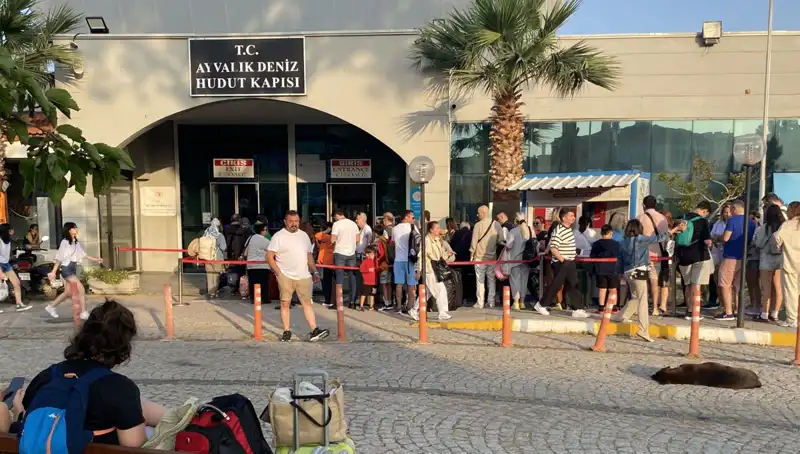 Bayramda Midilli Adası’na Akın Eden Tatilcilerin Nedenleri ve Deneyimleri
