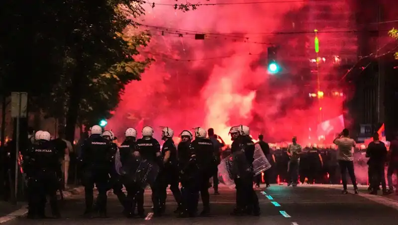 Sırbistan'da Erken Seçim Protestoları: On Binler Sokaklarda, Gözaltılar Var!