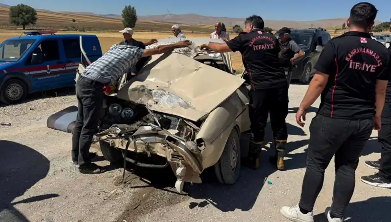 Kahramanmaraş'ta Kamyonet ile Otomobil Çarpıştı: İki Araçta Maddi Hasar
