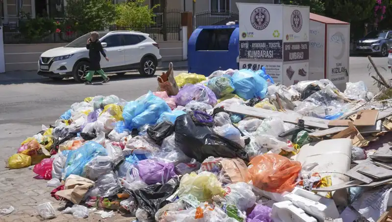 İzmir’de Çöp Yığınları Hızla Büyüyor: Halkın Tepkisi Ne Olacak?