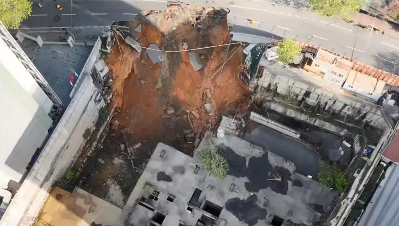 Sarıyer'de Yol Çökmesi: Cadde Güvenlik Nedeniyle Kapatıldı