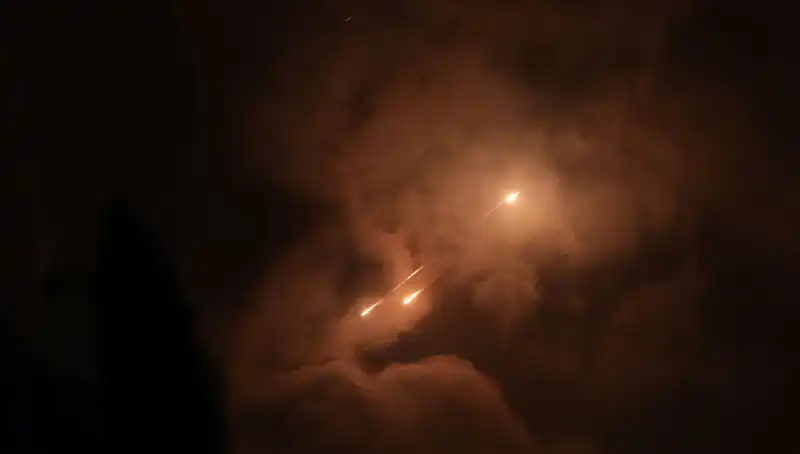 İran’ın Gece Saldırıları: Füzelerin Ateşlenme Saatleri Neden Tesadüf Olmaktan Uzak?