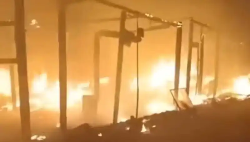 Elektrik Teli Kopunca, 15 Çadır Kıyamet Gibi Yandı!