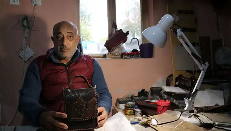 58 Yaşındaki Depremzede Kadın, El Emeği Çantalarıyla Yeni Bir Hayat Kuruyor
