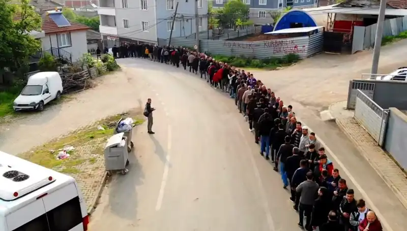 Bursa’da Bayram Gelenekleri: 1 Kilometrelik Kuyrukta Buluşan Aileler