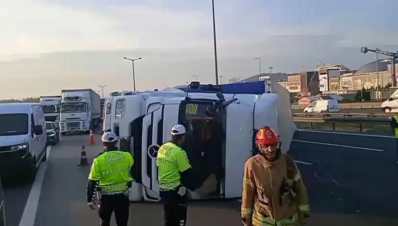 Pendik TEM Otoyolu'nda Devrilen TIR Trafiği Felç Etti: İstanbul’a Giriş Zorlaşıyor