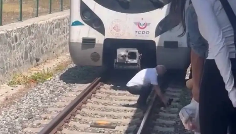 Raylardaki Kediyi Gören Makinist, Marmaray Seferini Durdurdu!
