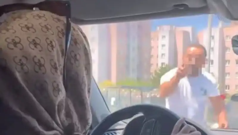 Trafikte Dehşet Anları: Önünü Kapatıp Camı Yumrukladı!