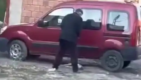 Sokak Ortasında Aşırı Şiddet: Köpeğe Yapılanlar Gözleri Yaşarttı