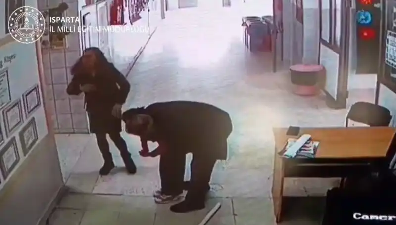 Öğretmenin Kahramanca Davranışı: İlkokulda Heimlich Manevrası ile Öğrenci Kurtarıldı